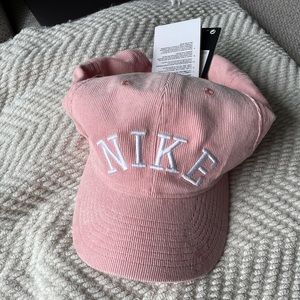nike baseball cap never worn tag on.  adjustable